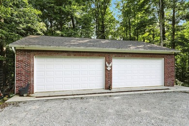 Discover luxury & privacy in this exquisite executive home. This - photo 4