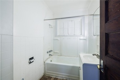 Excellent investment or owner-occupant opportunity in - photo 3