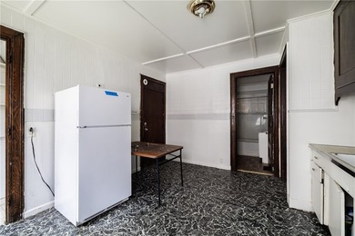 Excellent investment or owner-occupant opportunity in - photo 4