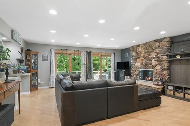 Cannot beat the location! Retreat to a sanctuary where classic - photo 4