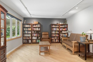 Cannot beat the location! Retreat to a sanctuary where classic - photo 9