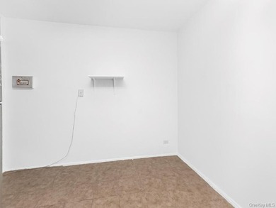 Sun-Drenched Sophistication Near Van Cortlandt Park Stop renting - photo 5