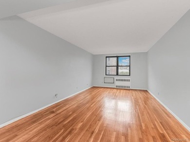 Sun-Drenched Sophistication Near Van Cortlandt Park Stop renting - photo 6