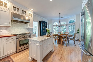 Move right into this spectacular 4 BR, 2.5 BA colonial in the - photo 4