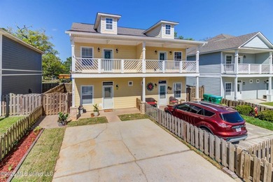 Charming 2-Story Townhouse WITH A NEW ROOF! This lovely - photo 1