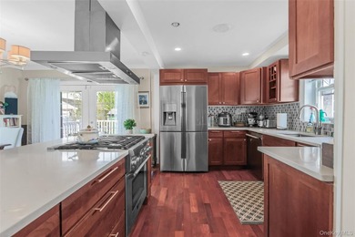Located in Flushing, close to public transportation, schools and - photo 11