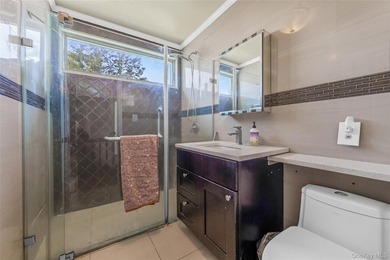 Located in Flushing, close to public transportation, schools and - photo 12