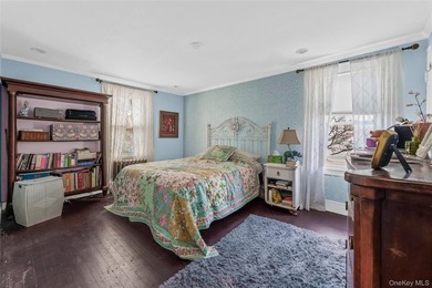 Located in Flushing, close to public transportation, schools and - photo 13