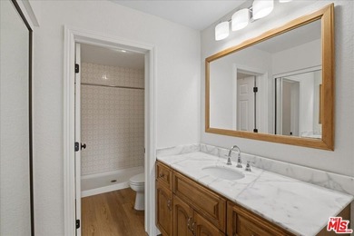 Live on the 8th Hole Fully Remodeled Luxury Condo Golf Course - photo 17