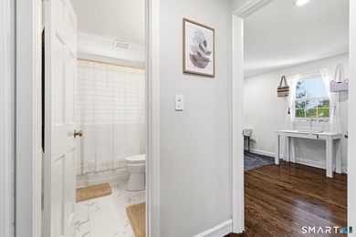 Updated Home in Prime Norwalk Location! This beautifully - photo 18