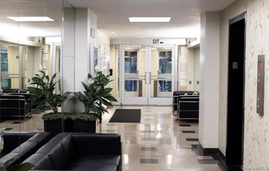 Spacious 1-bedroom in the desirable Fordham Hill Oval gated - photo 1