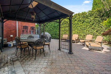 Experience ultra-luxurious living in one of New York's most - photo 30