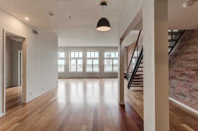 Lake Home For Sale in Montréal (Ville-Marie),