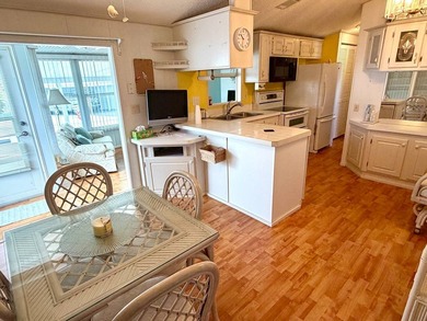 Welcome to this well-maintained 1996 Skyline single-wide home - photo 10