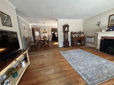 Beautifully maintained custom built expanded ranch with 2 car - photo 12