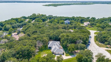 Custom, one-story, 5 bed, 3bath home on an acre of wooded land - photo 35