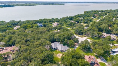 Custom, one-story, 5 bed, 3bath home on an acre of wooded land - photo 36