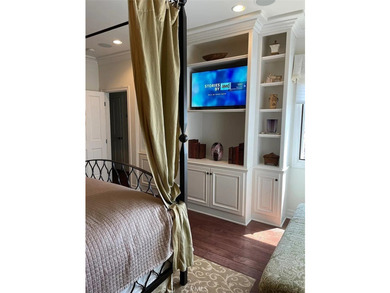 Elegant European style Custom upfront home Understated elegance - photo 11