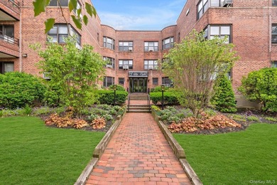 Beautiful 1 Bedroom 1 Bath in the Heart of Great Neck with newly - photo 1