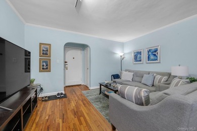 Beautiful 1 Bedroom 1 Bath in the Heart of Great Neck with newly - photo 2