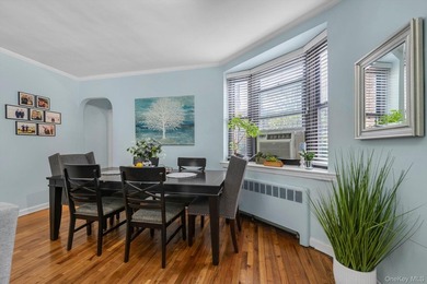 Beautiful 1 Bedroom 1 Bath in the Heart of Great Neck with newly - photo 6