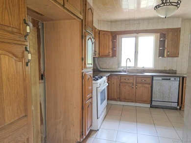 Spacious Hi-Ranch offering 4 bedrooms, 3 full baths, a bright - photo 20