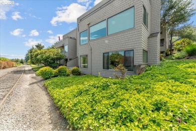 Lake Condo For Sale in Portland, Oregon