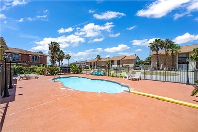 Perfect Island living! Spacious 3-bedroom, 2.5-bath townhome in - photo 32