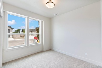 Thoughtfully designed single-level floor plan offers 3 bedrooms - photo 8