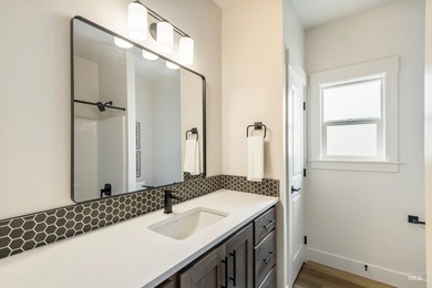 Thoughtfully designed single-level floor plan offers 3 bedrooms - photo 9