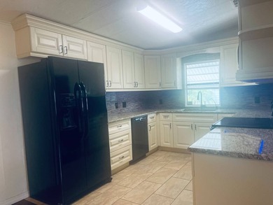 Double wide 1320 ft.2 Built 1985 Brand new carpet in both - photo 6