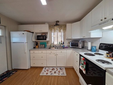 This 2 bed 2 bath home is located in Sunshine Lake Estates a 5 - photo 2