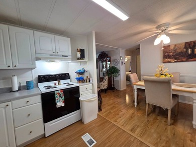 This 2 bed 2 bath home is located in Sunshine Lake Estates a 5 - photo 3