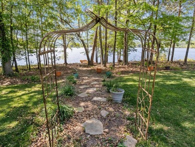 Tucked along the shores of Lake Robinson, this beautifully - photo 42