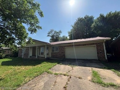 Nice tree shaded lot, oversized home offering living room and - photo 2