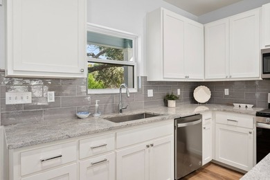 Charming 3 Bedroom, 2 Bath residence backing to Tule Park - photo 11