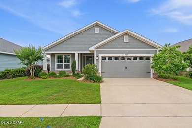 Welcome to easy living in the heart of Freeport! This freshly - photo 1