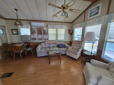Charming & Well-Maintained 1998 CHIO Mobile Home in Desirable - photo 5