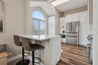 Sophisticated, fully renovated residence with breathtaking water - photo 4