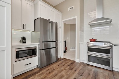 Sophisticated, fully renovated residence with breathtaking water - photo 5