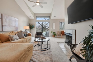 Sophisticated, fully renovated residence with breathtaking water - photo 8