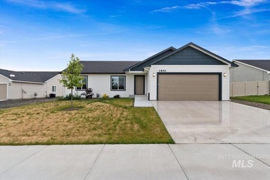 Welcome home to this better-than-new, thoughtfully designed - photo 1