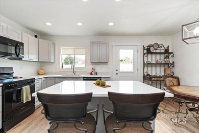 Welcome home to this better-than-new, thoughtfully designed - photo 5