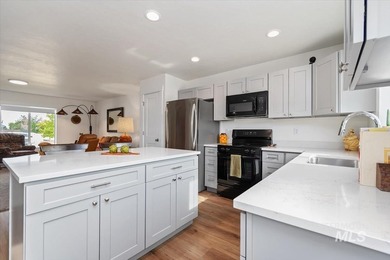 Welcome home to this better-than-new, thoughtfully designed - photo 6