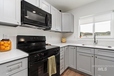 Welcome home to this better-than-new, thoughtfully designed - photo 7