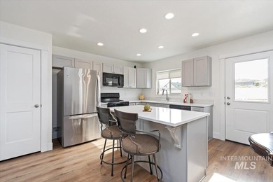 Welcome home to this better-than-new, thoughtfully designed - photo 8