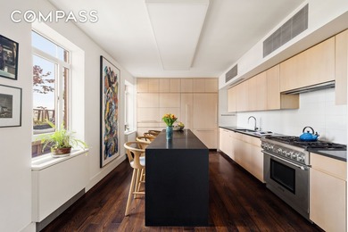 Mint Condition Four-Bedroom Residence with a Terrace Overlooking - photo 7