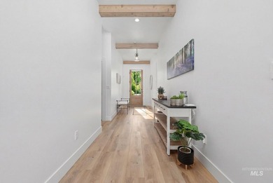 Absolutely breathtaking golf course home situated on a premier 0 - photo 3