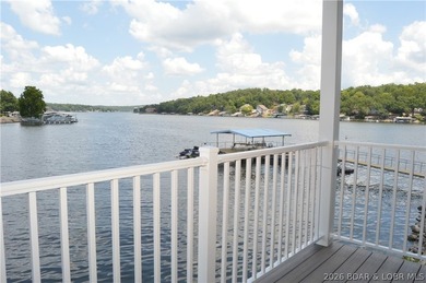 Rarely available walk-in Lake Forest condo! This 2 bedroom end - photo 15