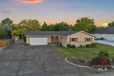 Charming single level, Caldwell home WITH RV PARKING, directly - photo 1